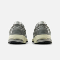 New Balance 1906L Metallic Silver U1906LAE set bagfra, begge hæle
