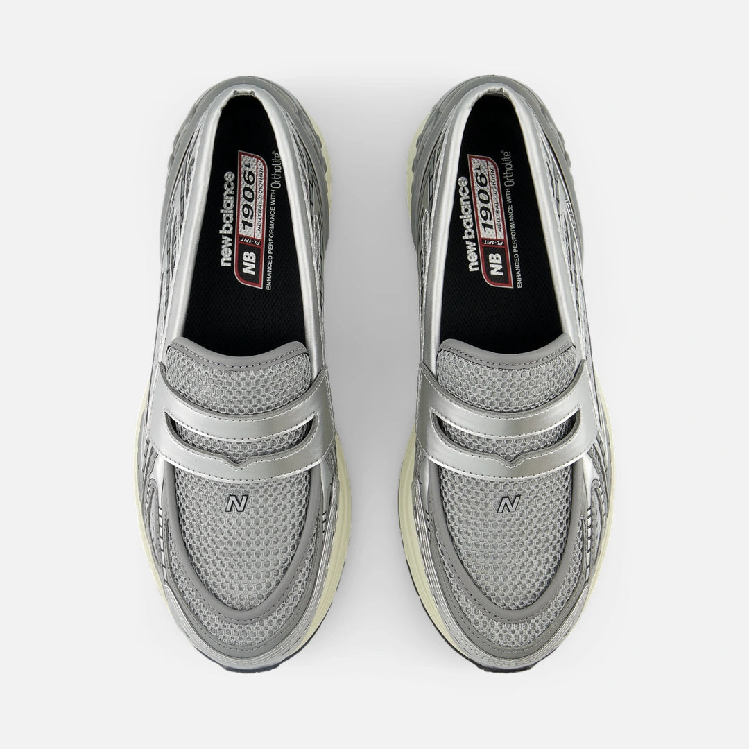 New Balance 1906L Metallic Silver U1906LAE set ovenfra, begge sko og penny-rem