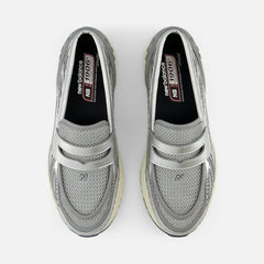 New Balance 1906L Metallic Silver U1906LAE set ovenfra, begge sko og penny-rem