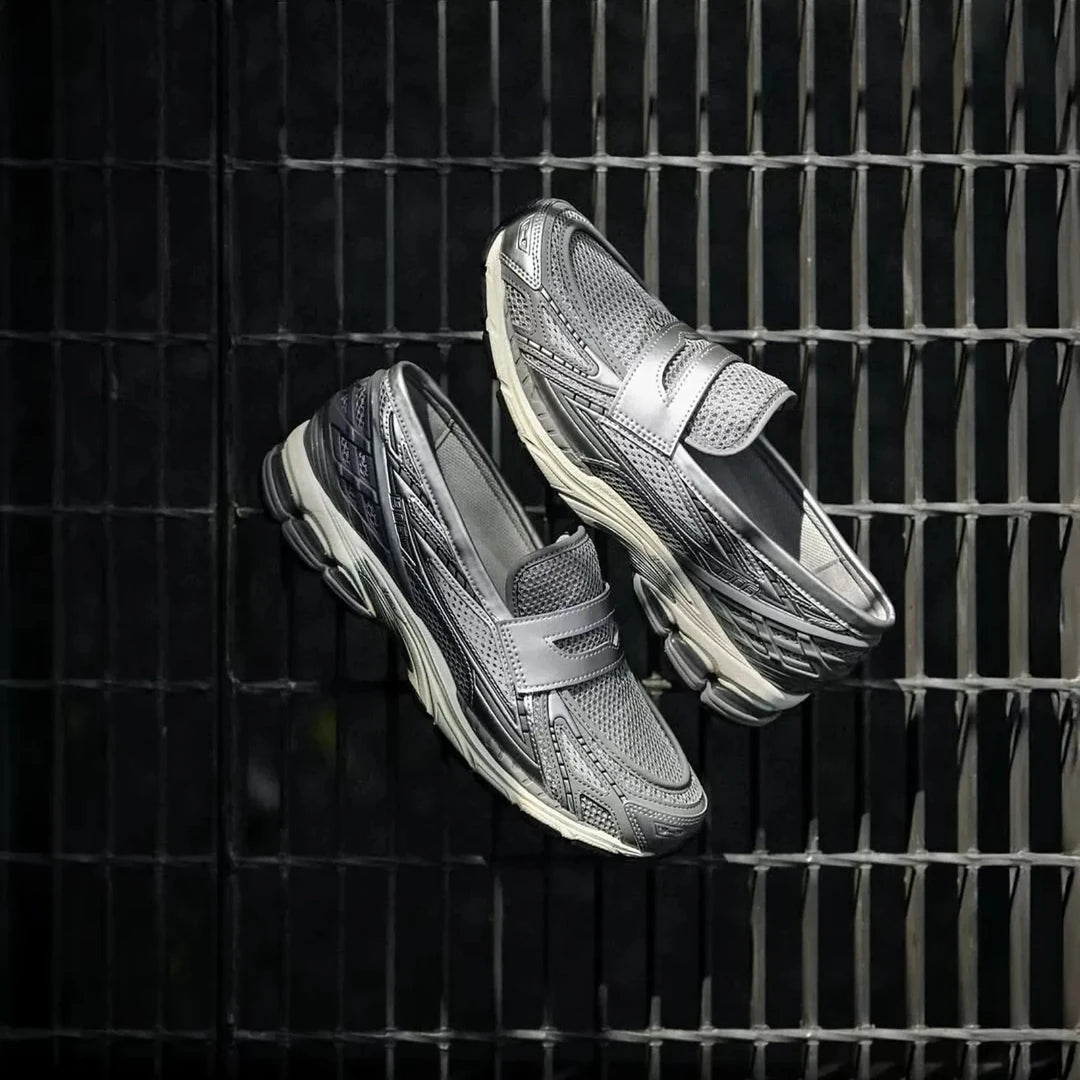 New Balance 1906L Metallic Silver U1906LAE i industrielt miljø på metalgitter
