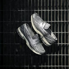 New Balance 1906L Metallic Silver U1906LAE i industrielt miljø på metalgitter